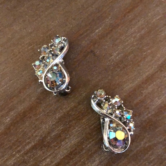 Vintage Clip On Earrings - Picture 3 of 6