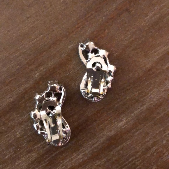 Vintage Clip On Earrings - Picture 5 of 6