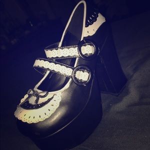 Demonia pumps