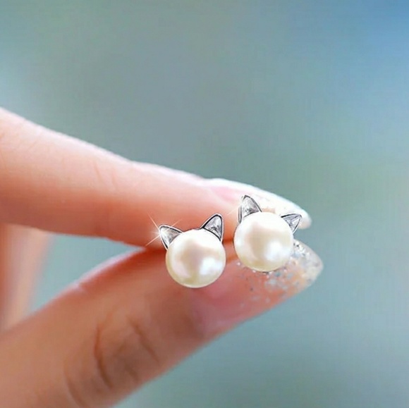 Cat Ears Pearl Earrings - Picture 3 of 4