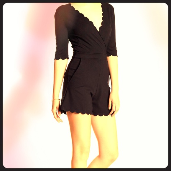 NEW French Connection Scalloped Romper - Picture 1 of 7