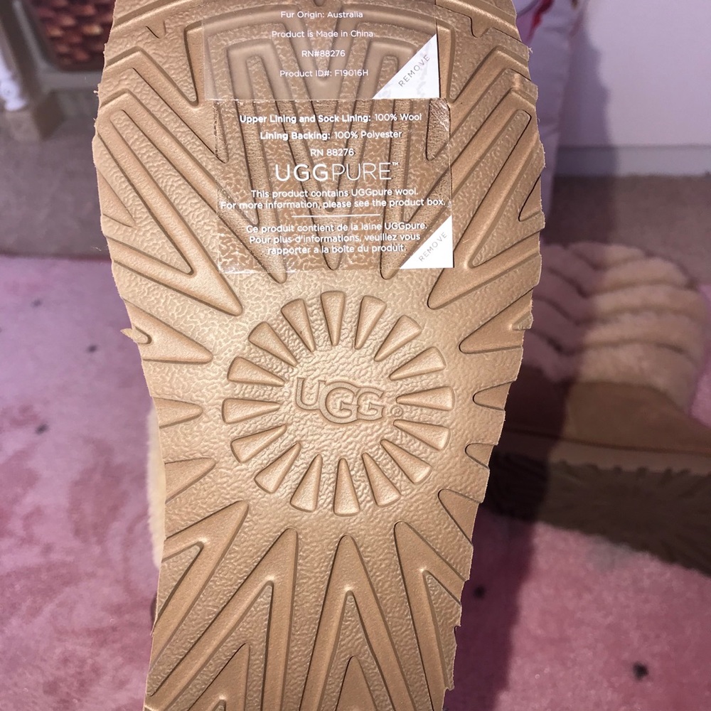 Women’s UGG Boots - Picture 2 of 6