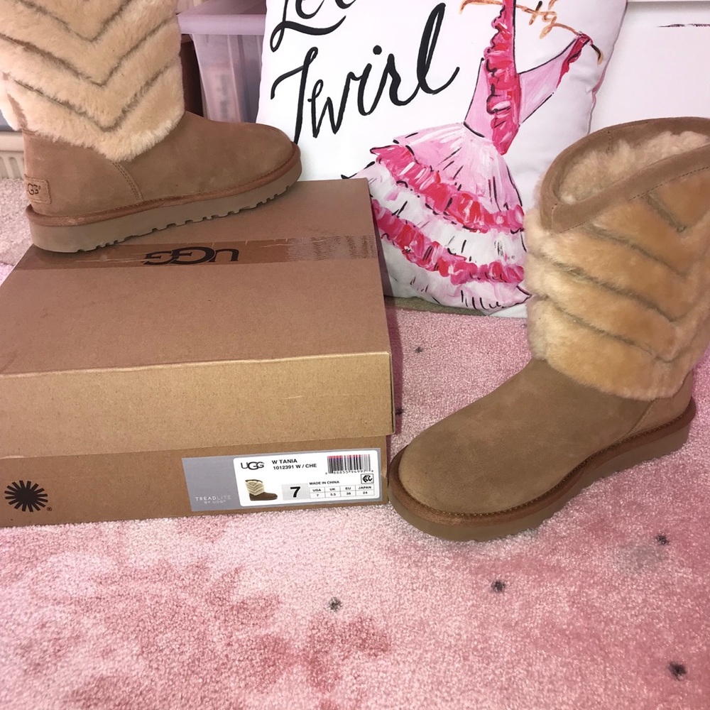 Women’s UGG Boots - Picture 5 of 6