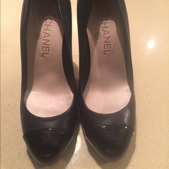 SOLD Chanel black leather cap toe pumps size 37.5 - Picture 2 of 5
