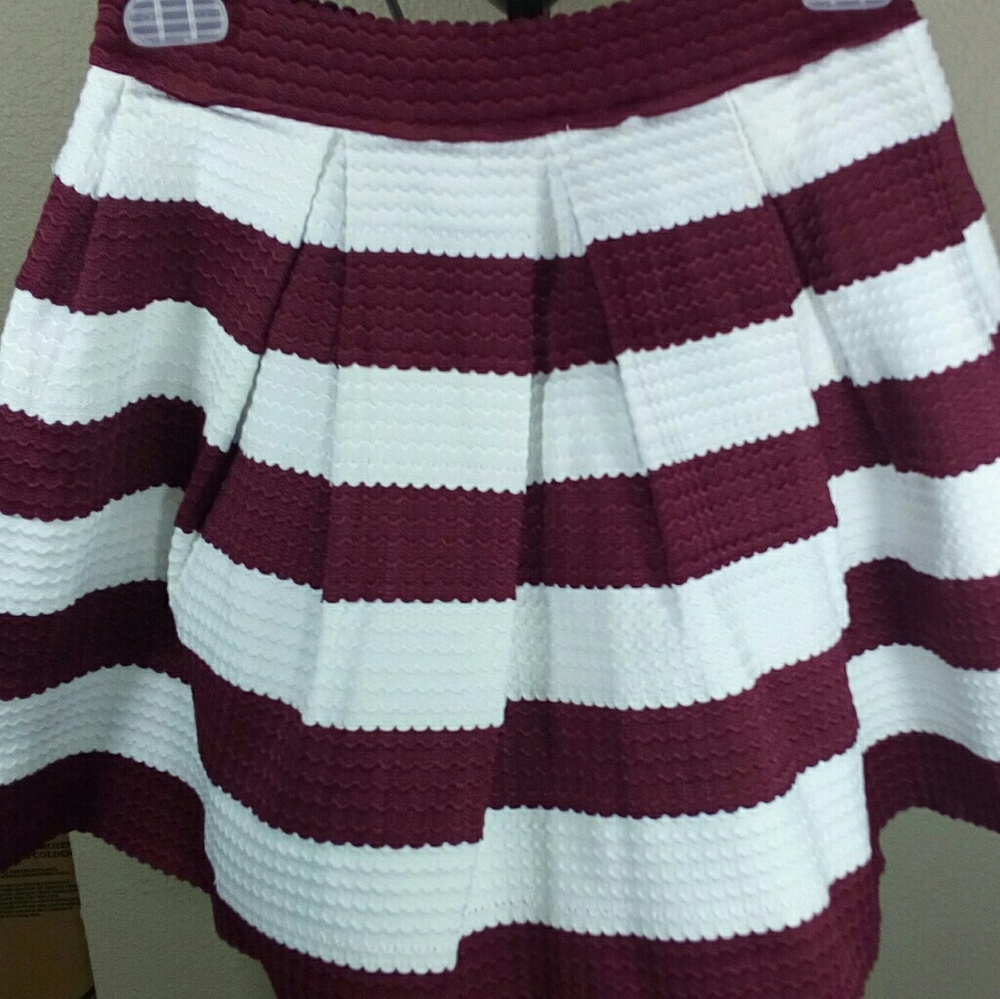 burgndywhite junior skirt