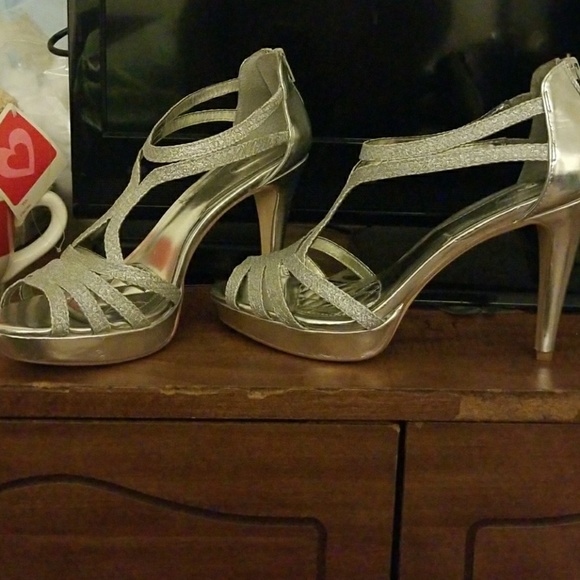 Heels - Picture 3 of 4