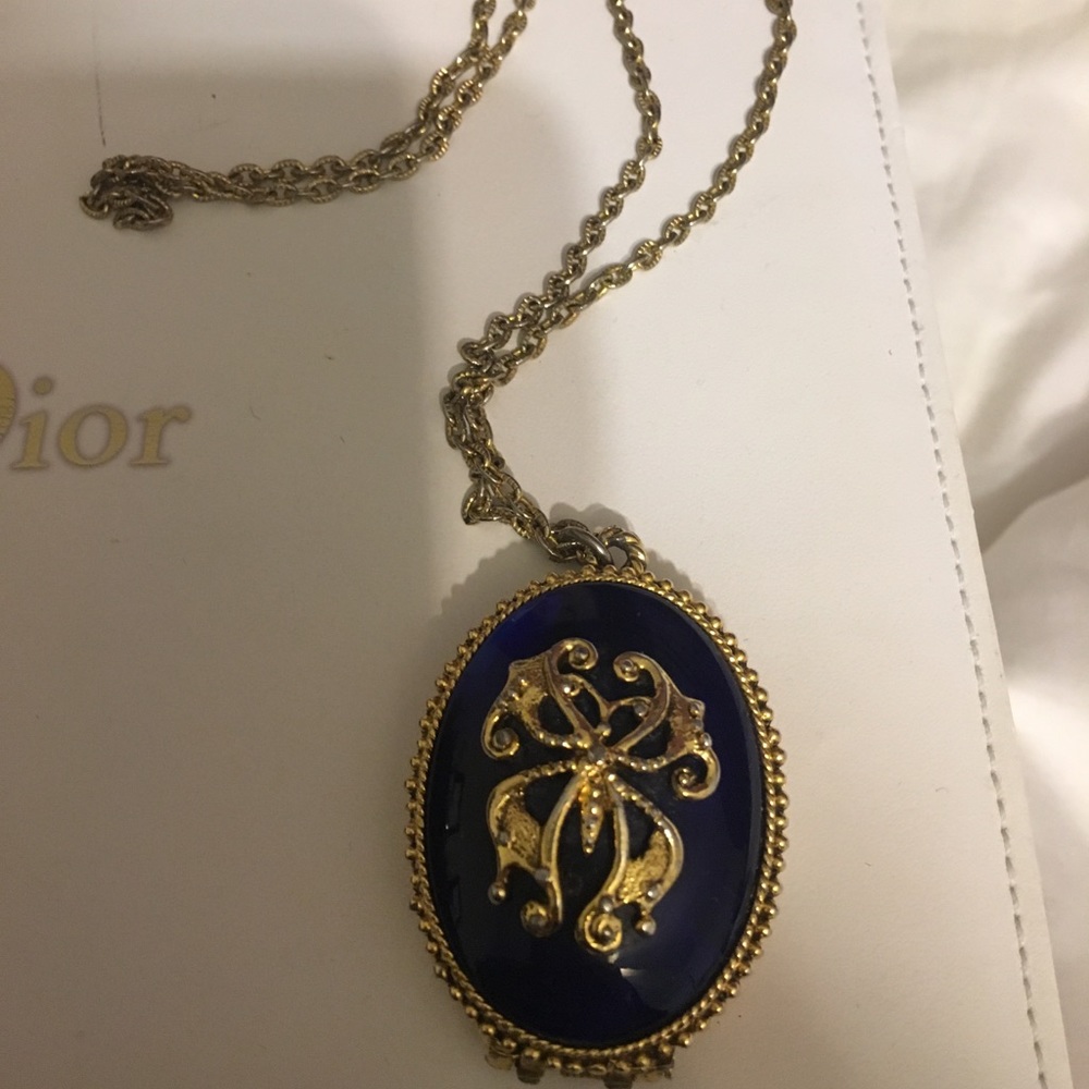 Max factor necklace