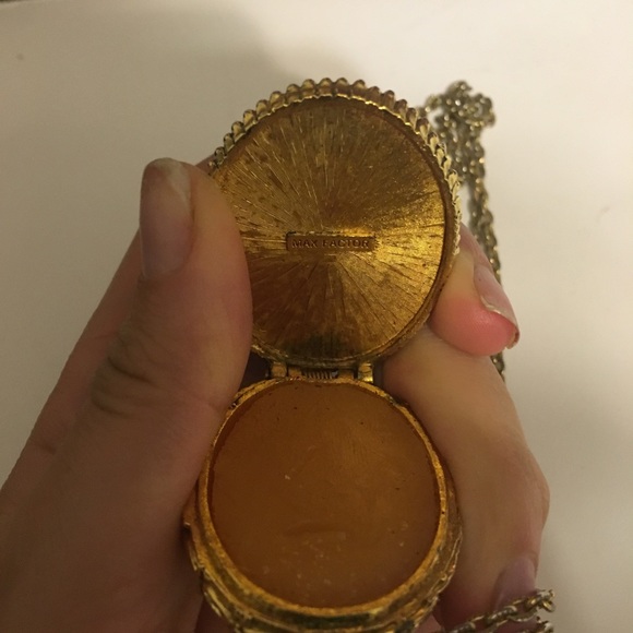 Max factor necklace - Picture 2 of 2