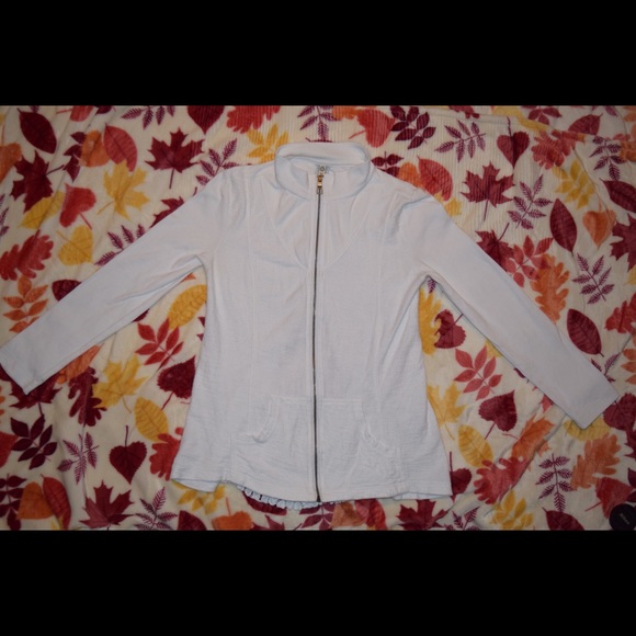 XCVI Jackets & Blazers - 💋XCVI White Zip front Crochet back Light Sweater