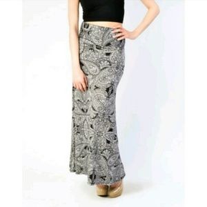 🎀 Styles 🎀 maxi paisley skirt