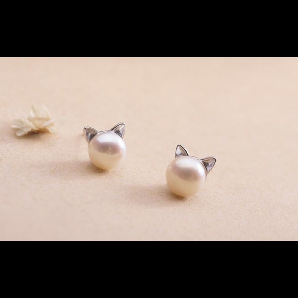Pearl cat earrings