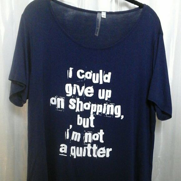 Tops - NWT WOMAN'S SCOOPNECK HI-LO GRAPHIC TEE