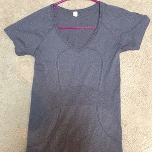 Lululemon size 4 Gray workout top!💗
