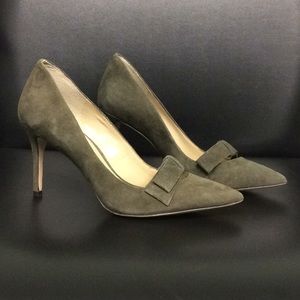 ANN TAYLOR - ODETTE SUEDE BOW PUMP