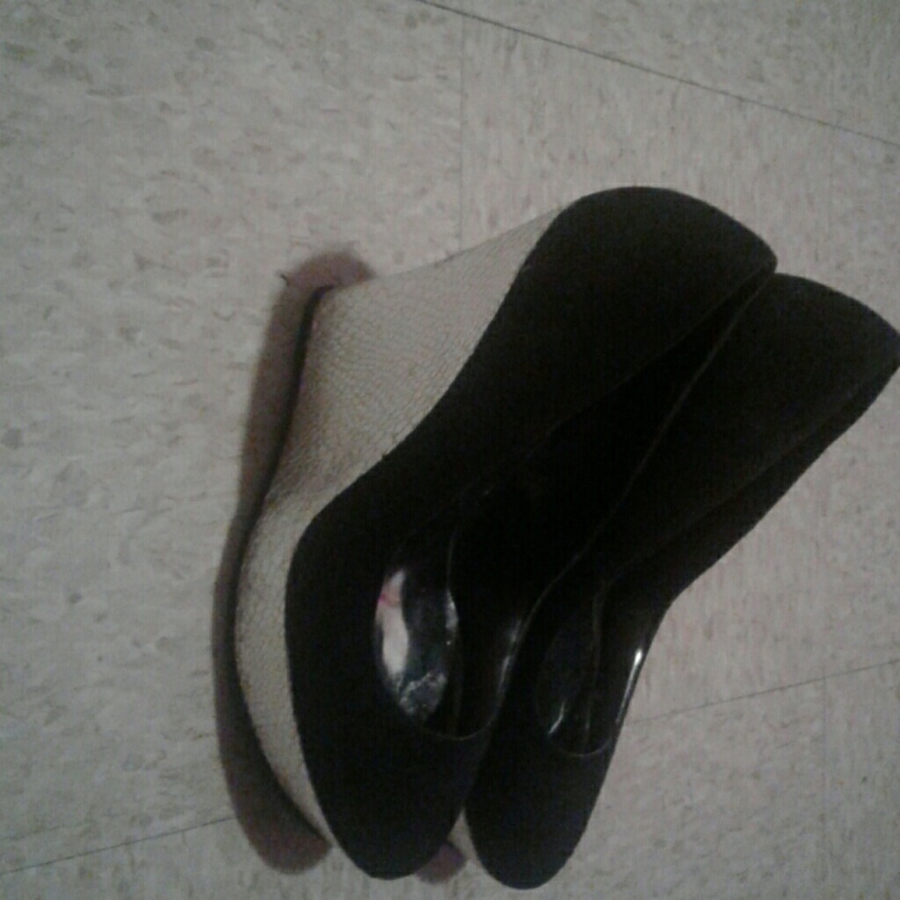 Shoes - Picture 2 of 4