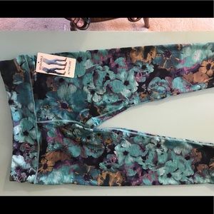 NWT-Reversible workout leggings Ladies size XL