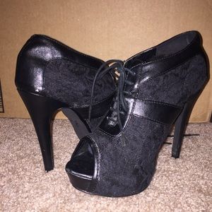 SALE‼️ Carlos Santana Lace Covered High Heel