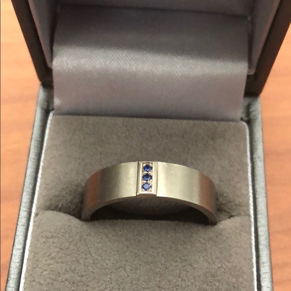 Titanium and sapphire ring - Picture 2 of 5