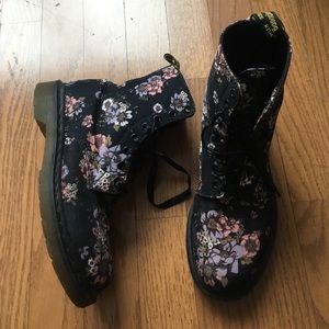 DrMartens black flower print boots, size 11/ EU 41