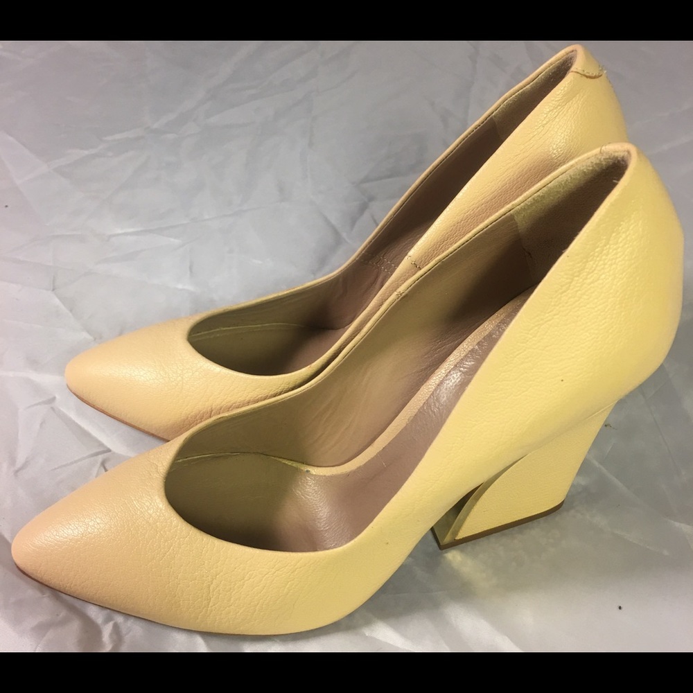 Chloe Beckie 36.5 heels pink nude gold trim