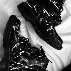 Dr. Martens Pascal B&W Marbled Boots Size 6, firm.
