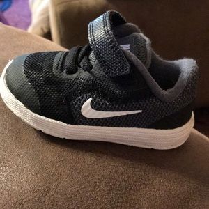 Nike Size 4 infant tennis shoes