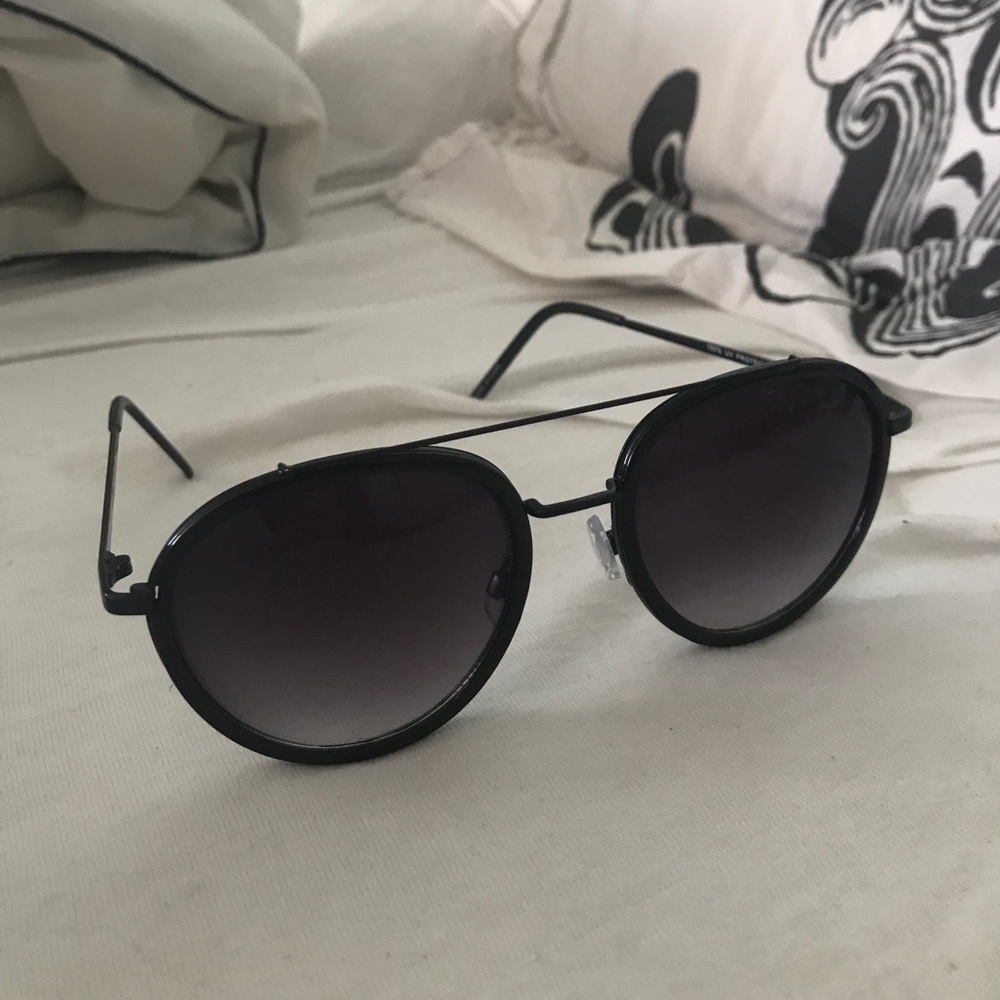 black round sunglasses