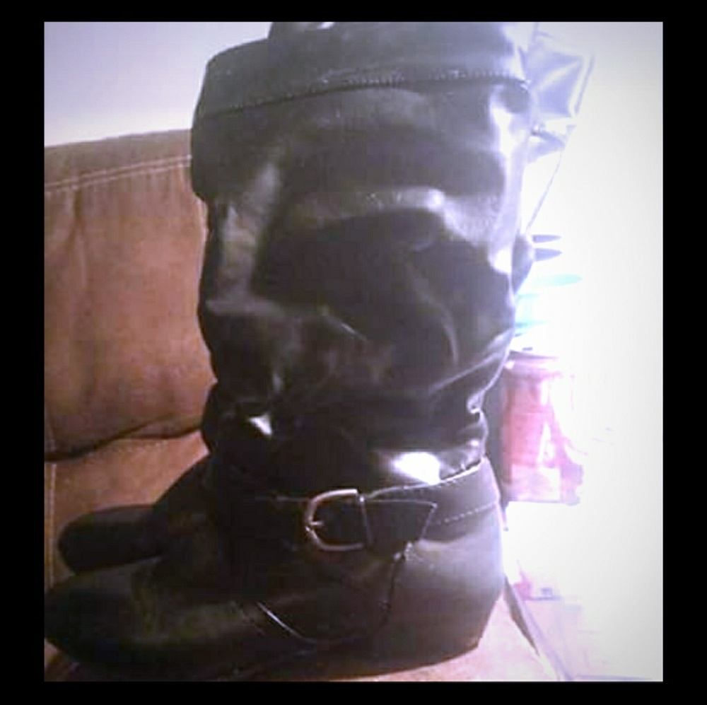 New size 4y/ 6 womens boots