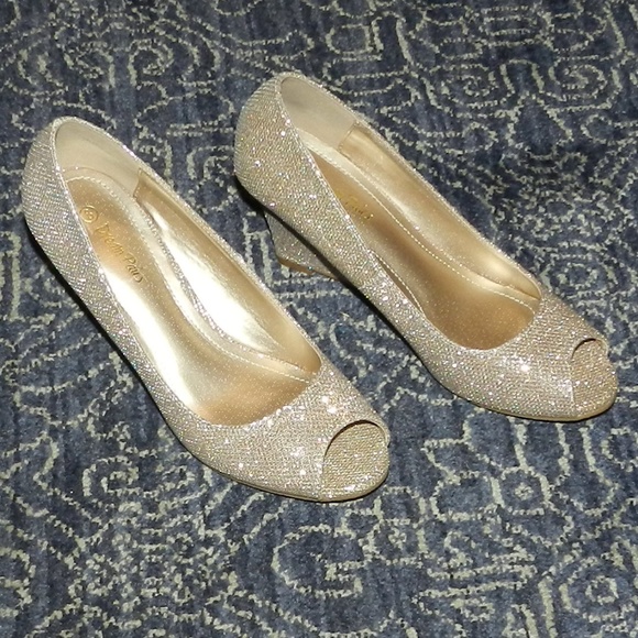 Shoes - 💟3/$20 Sparkly Gold Wedges, Beautiful!!