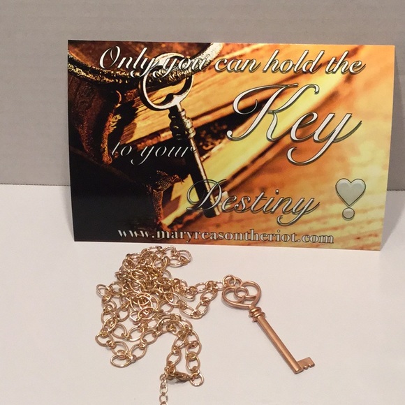 Unlock your Destiny Rose Gold Vintage Key Necklace - Picture 5 of 5