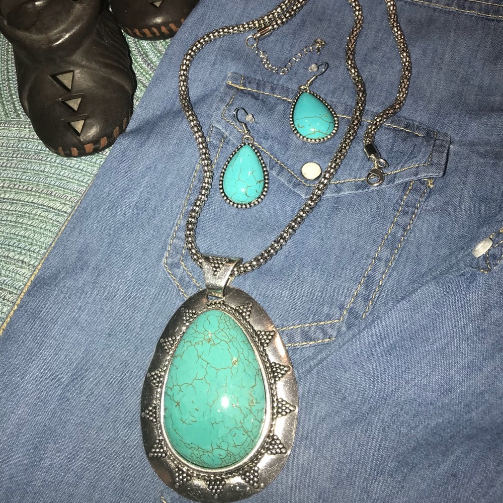 🍀PRICE DROPPED - Turquoise necklace & earring set