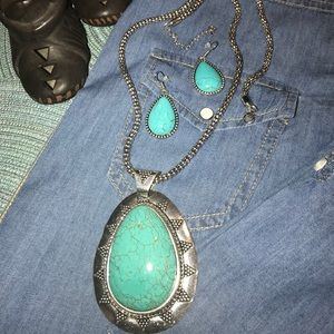 🍀PRICE DROPPED - Turquoise necklace & earring set