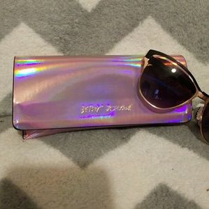 Betsey sunglasses case