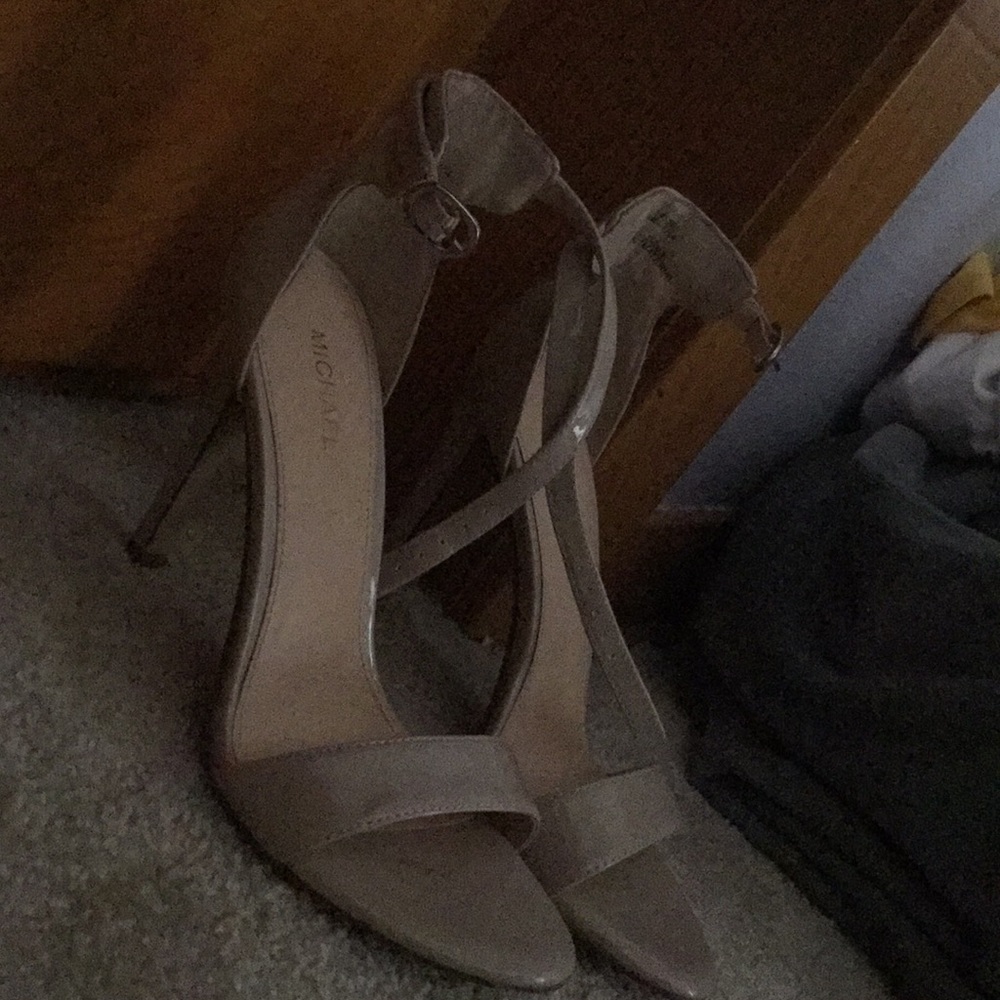 Women's heels size 8 worn only once!!