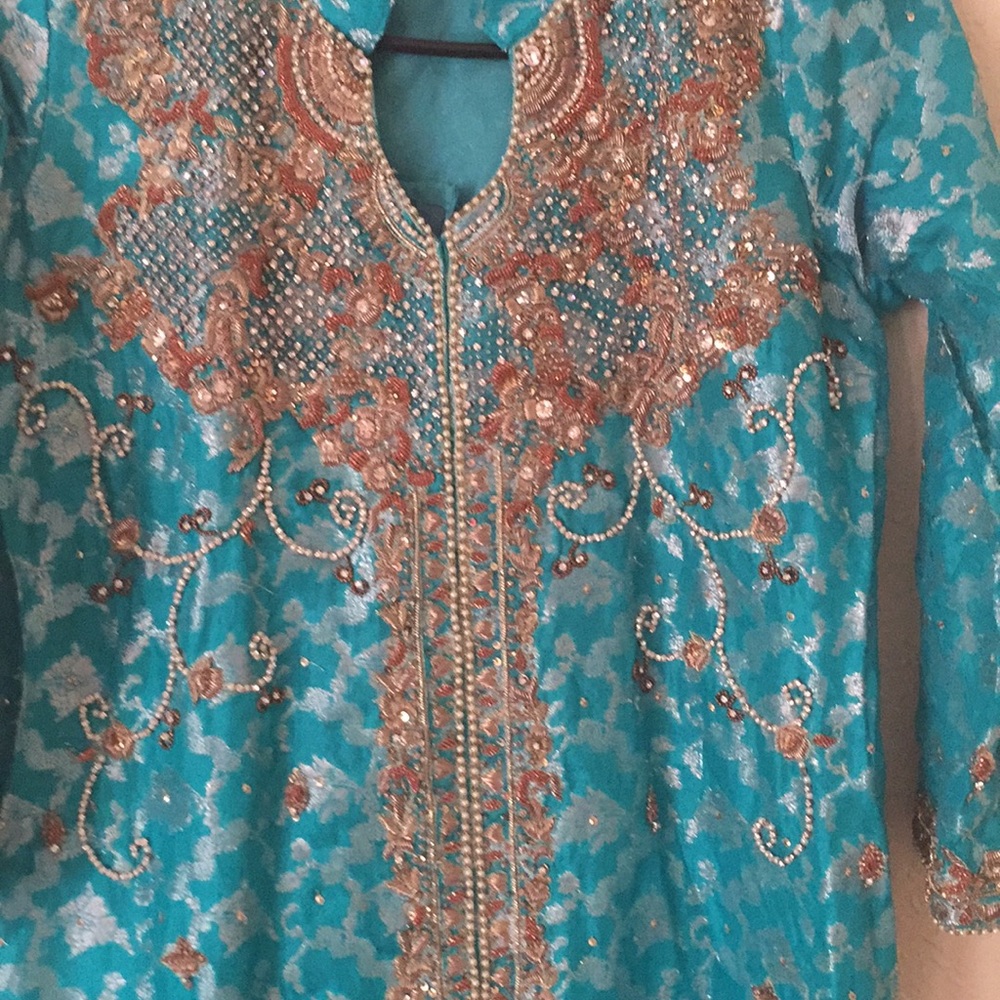Pakistani shalwar kameez