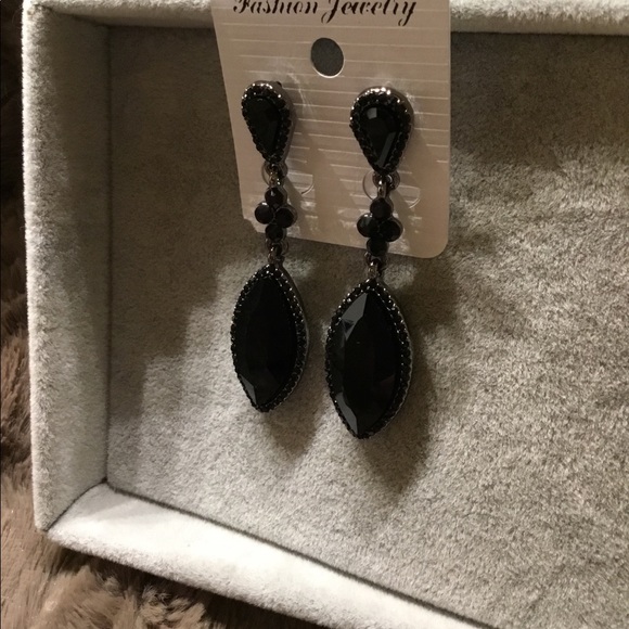 💰3 for$15 CL🛑 Australian Black Crystal Earrings - Picture 3 of 6