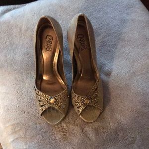 Brand new Carlos gold heels 👠