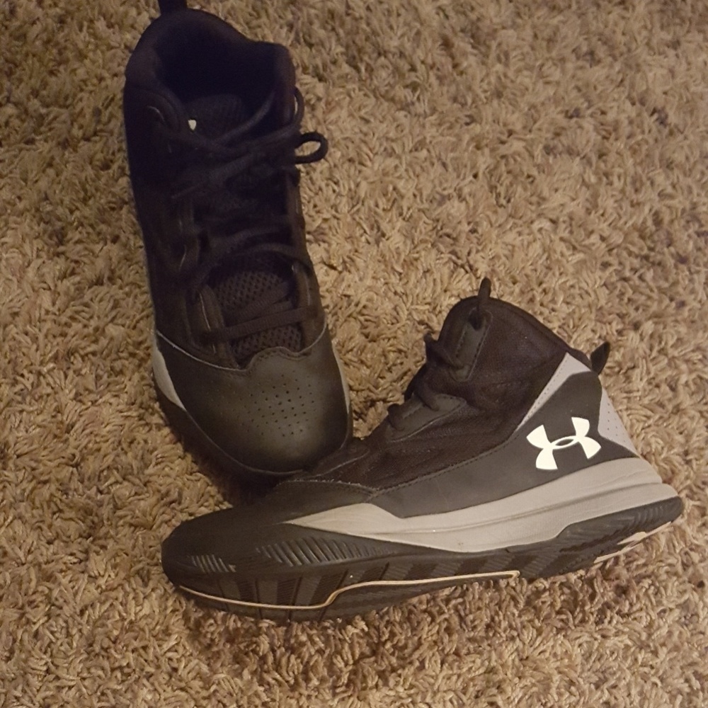 Under Armour 6.5Y Basketball shoes