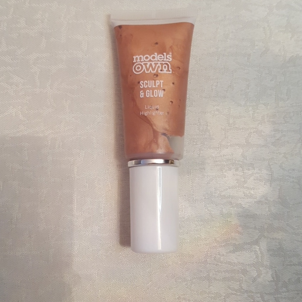 Sculpt and Glow Liquid Highlighter