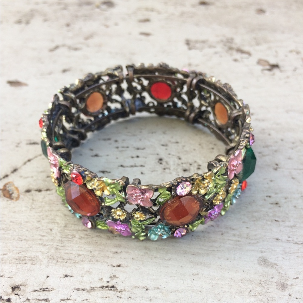 Vintage Bracelet with flower and stone details