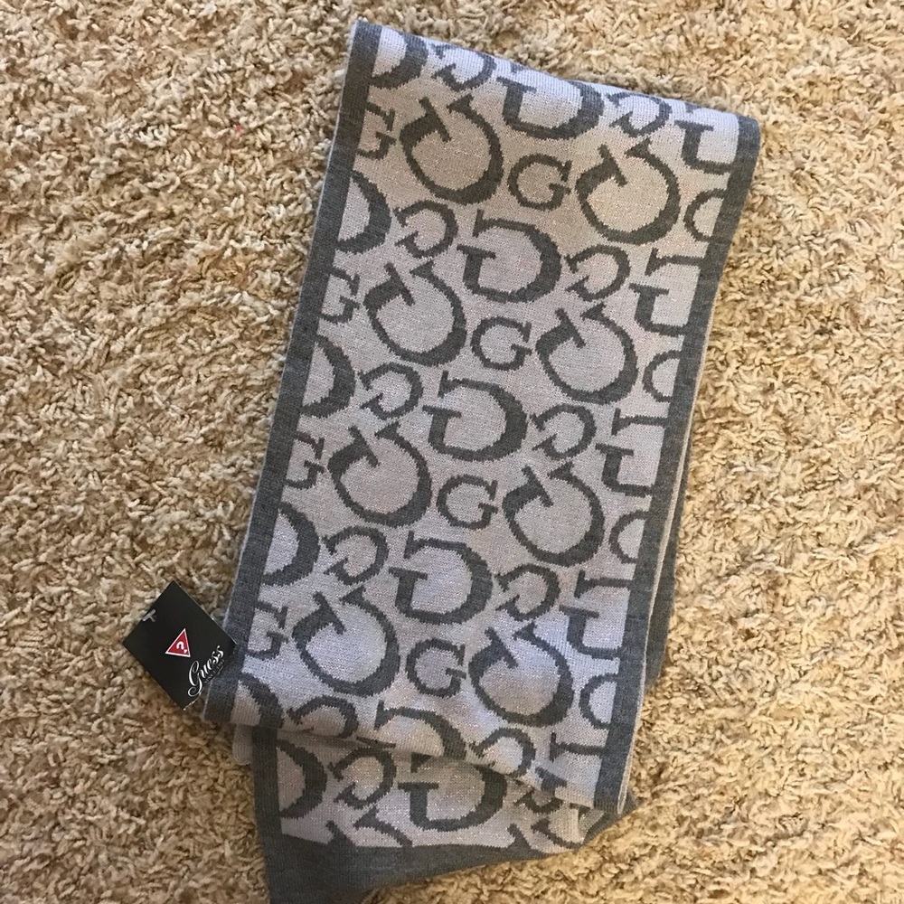 Guess scarf