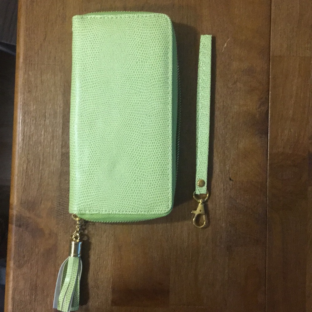 2 Chic Green Faux Leather Wallet
