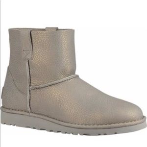 UGG  unlined mini in metallic silver
