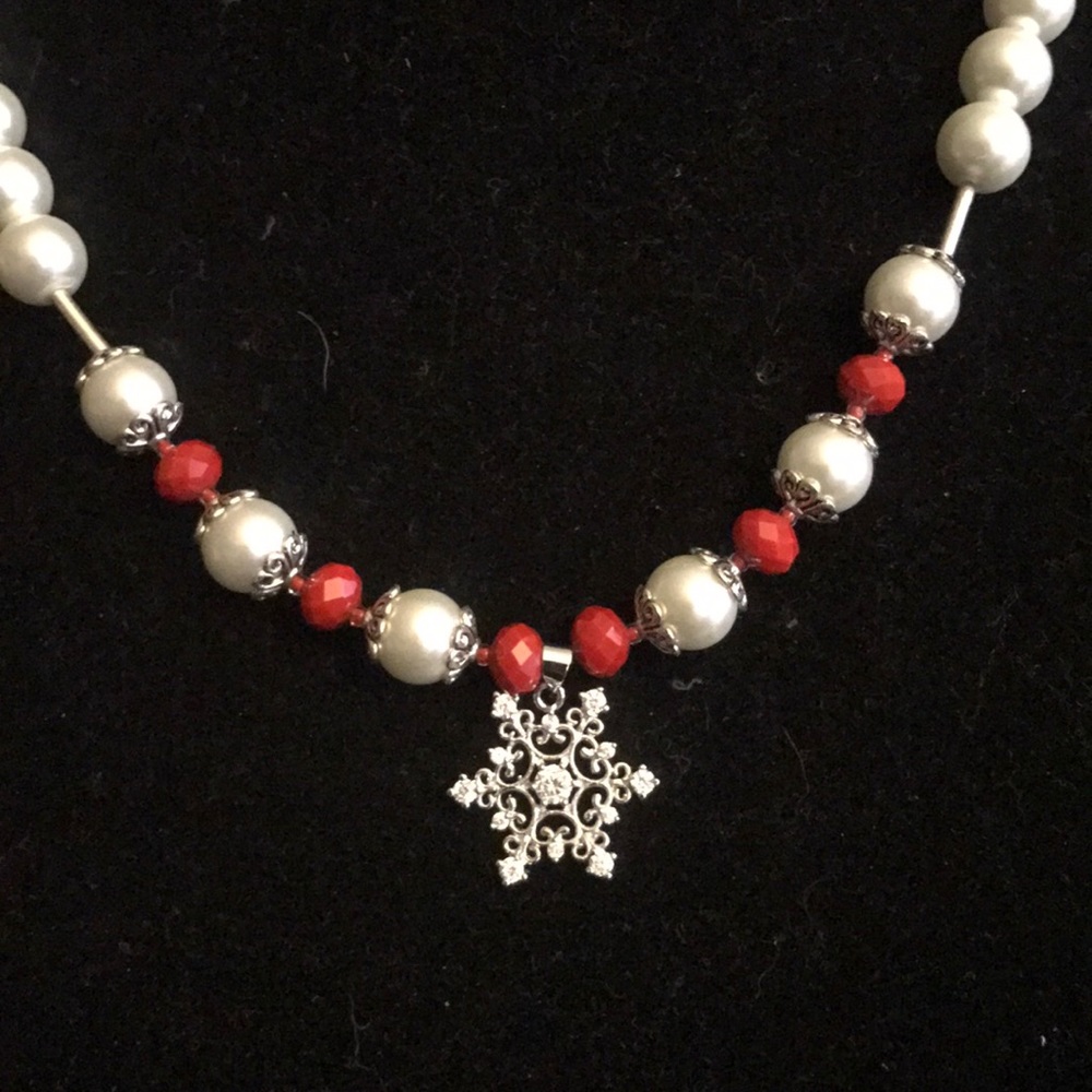 Handcrafted Gorgeous snowflake faux pearl necklace - Picture 2 of 3