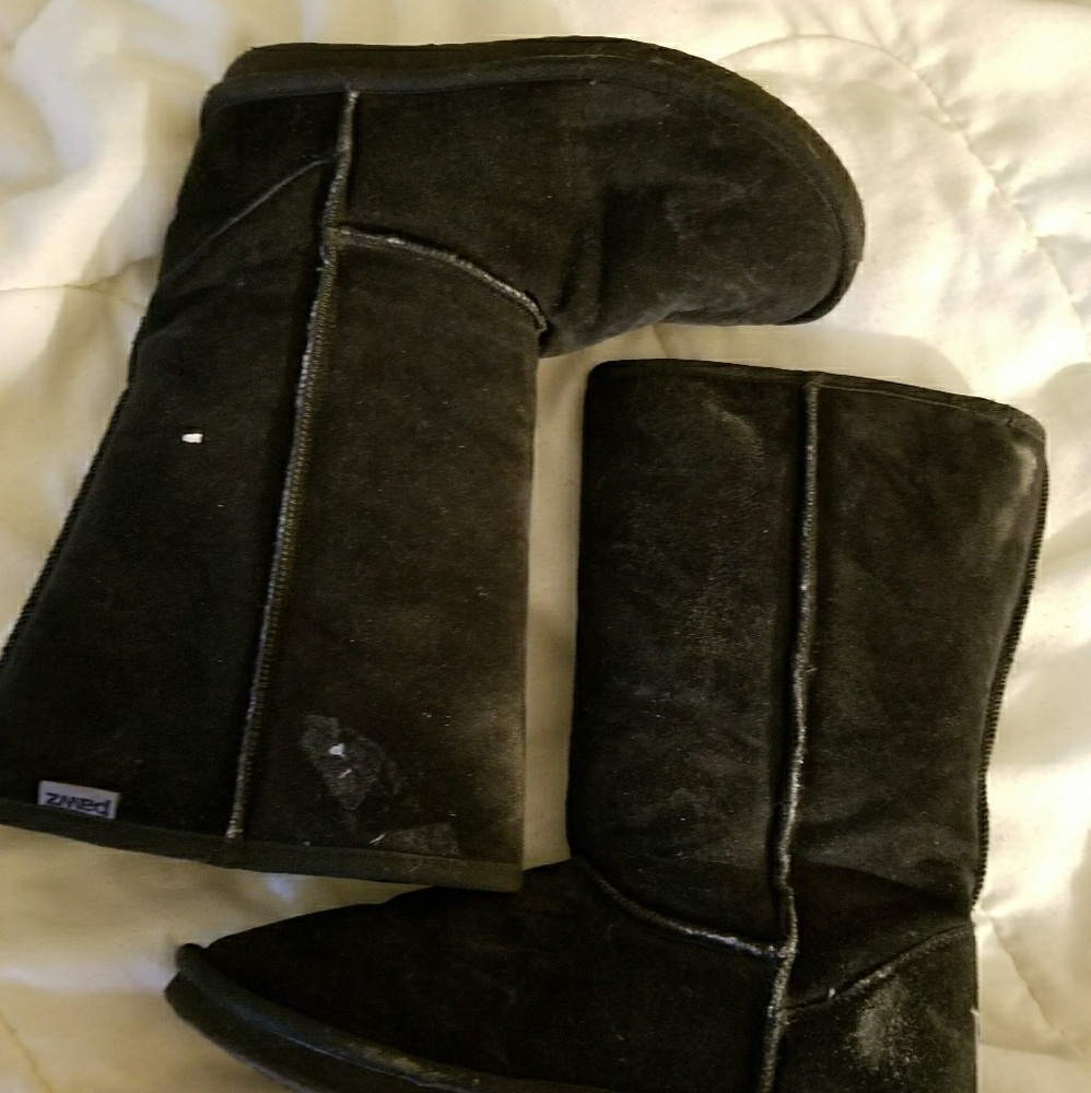 Black Pawz boots by Bearpaw