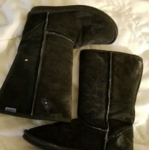 Black Pawz boots by Bearpaw