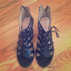 SOLD Super cute and comfy lace-up sandals (6.5)