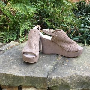 Seychelles neutral wedges- size 8