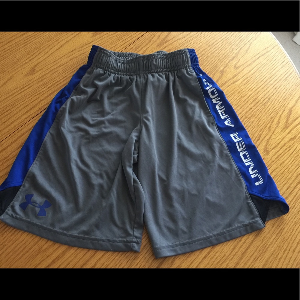 Boys Under Armour shorts size YSM