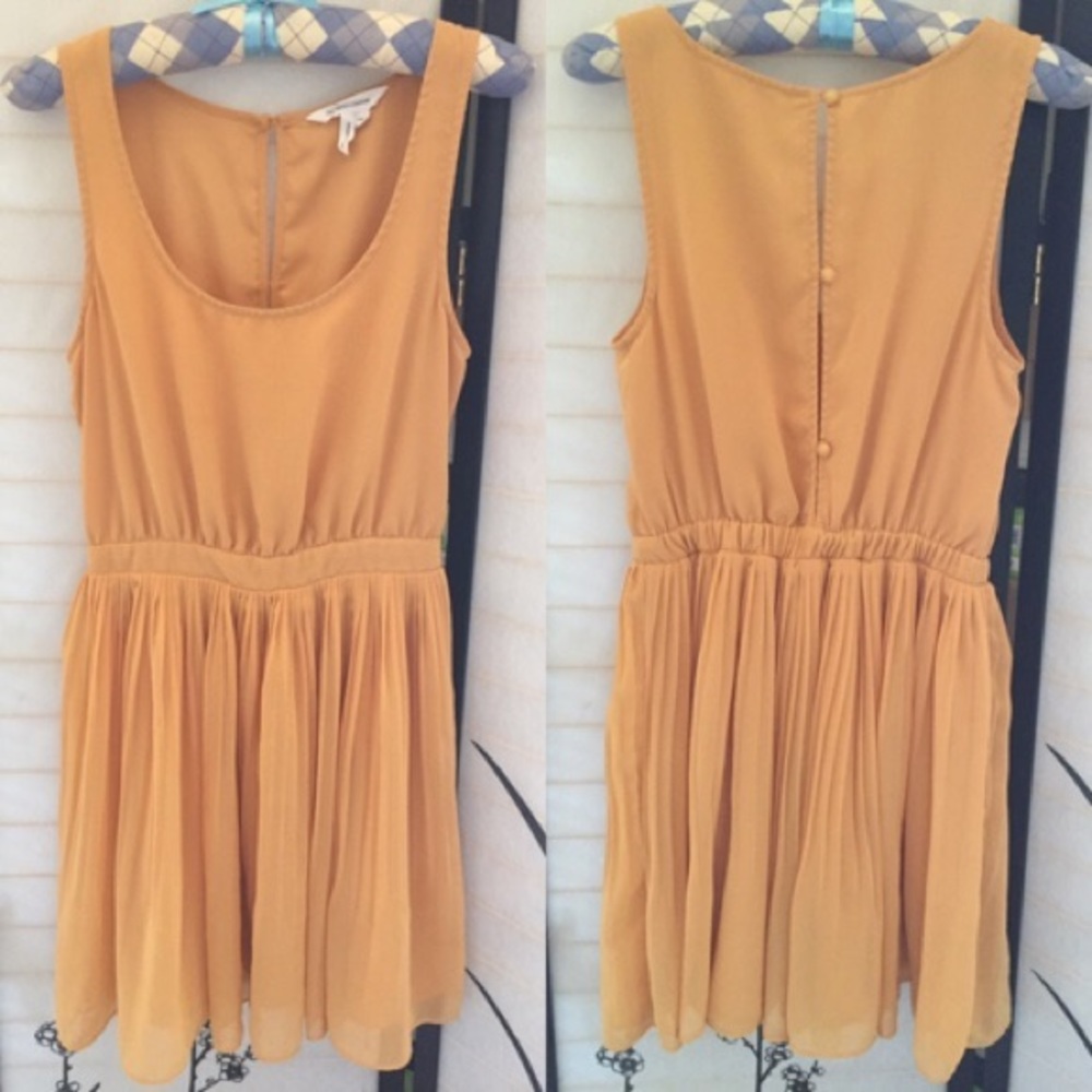 👗BCBG sun baked pleated mini dress